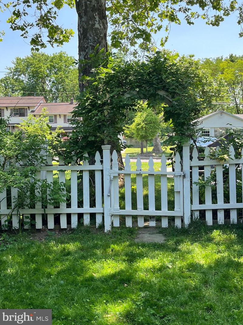 605 Parry Blvd, Riverton NJ  08077-3940 exterior