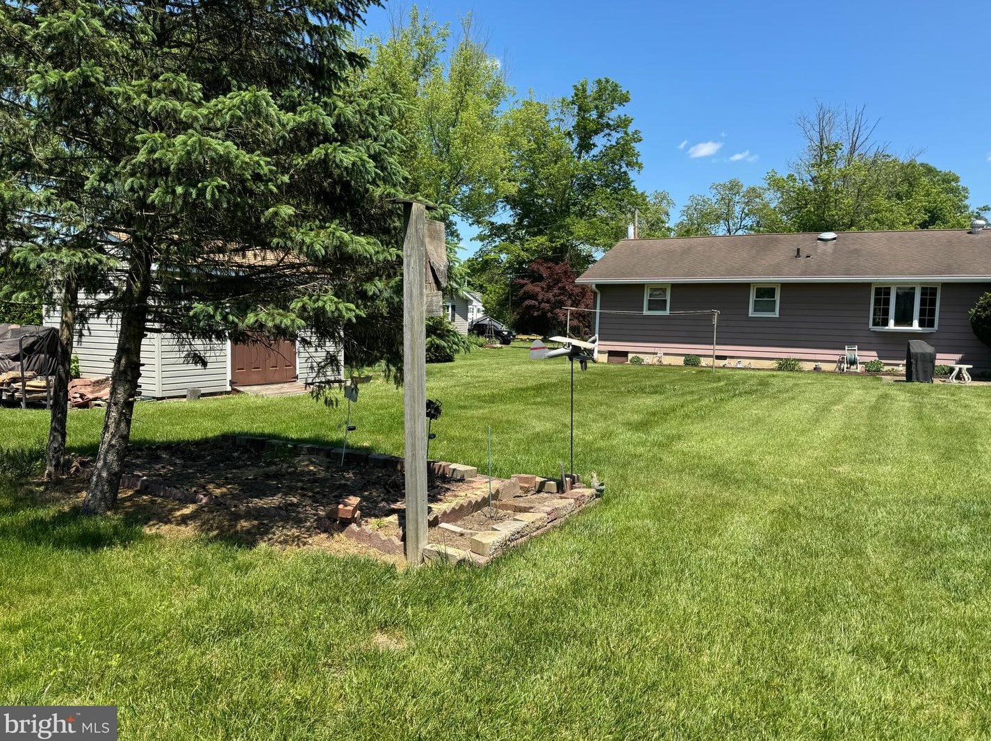 3 Kennedy Dr, Cookstown NJ 08511-1119 exterior