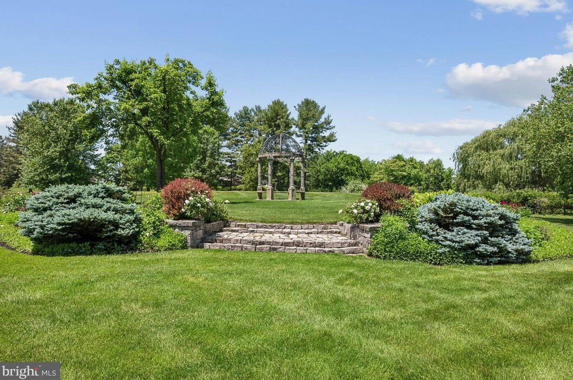 712 Kimberly Dr, Moorestown NJ  08057-4406 exterior