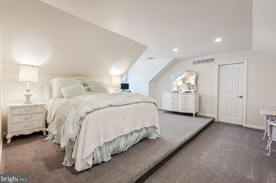 712 Kimberly Dr, Moorestown NJ  08057-4406 exterior