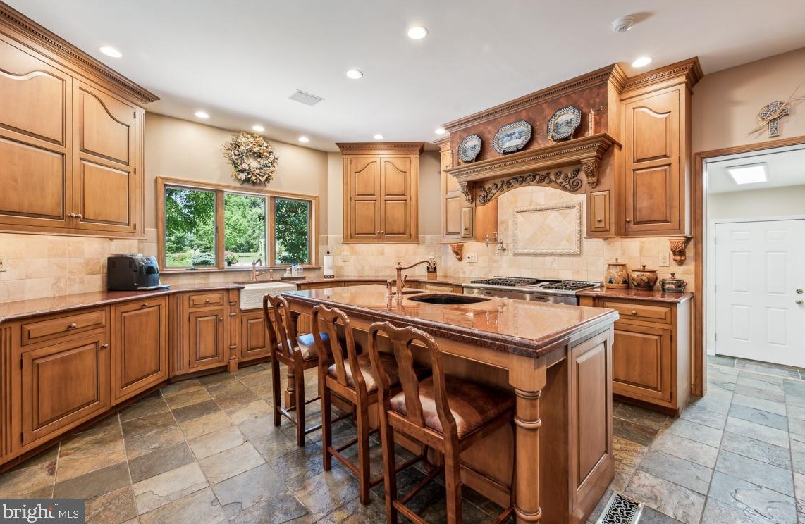 712 Kimberly Dr, Moorestown NJ  08057-4406 exterior