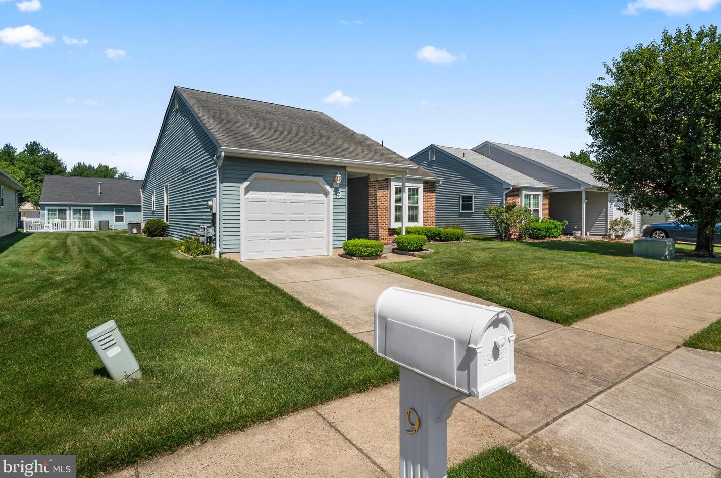 9 White Stone Ct, Mount Laurel, NJ 08054
