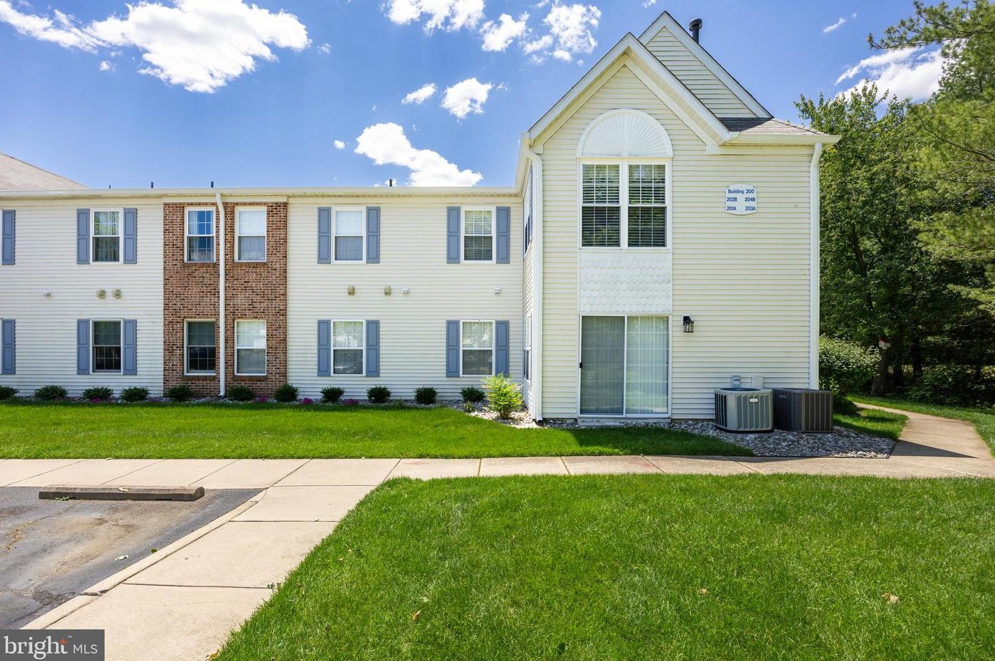 203 Arrowwood Ct, Mount Laurel, NJ 08054