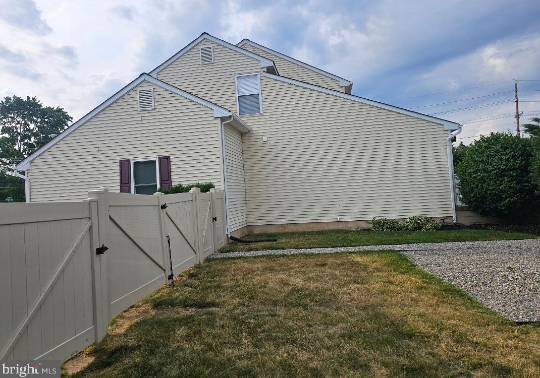 1 Grayson Pl, Burlington NJ 08016-1147 exterior