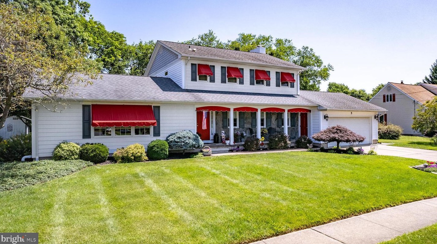 5 Princeton Dr, Chesterfield, NJ 08505