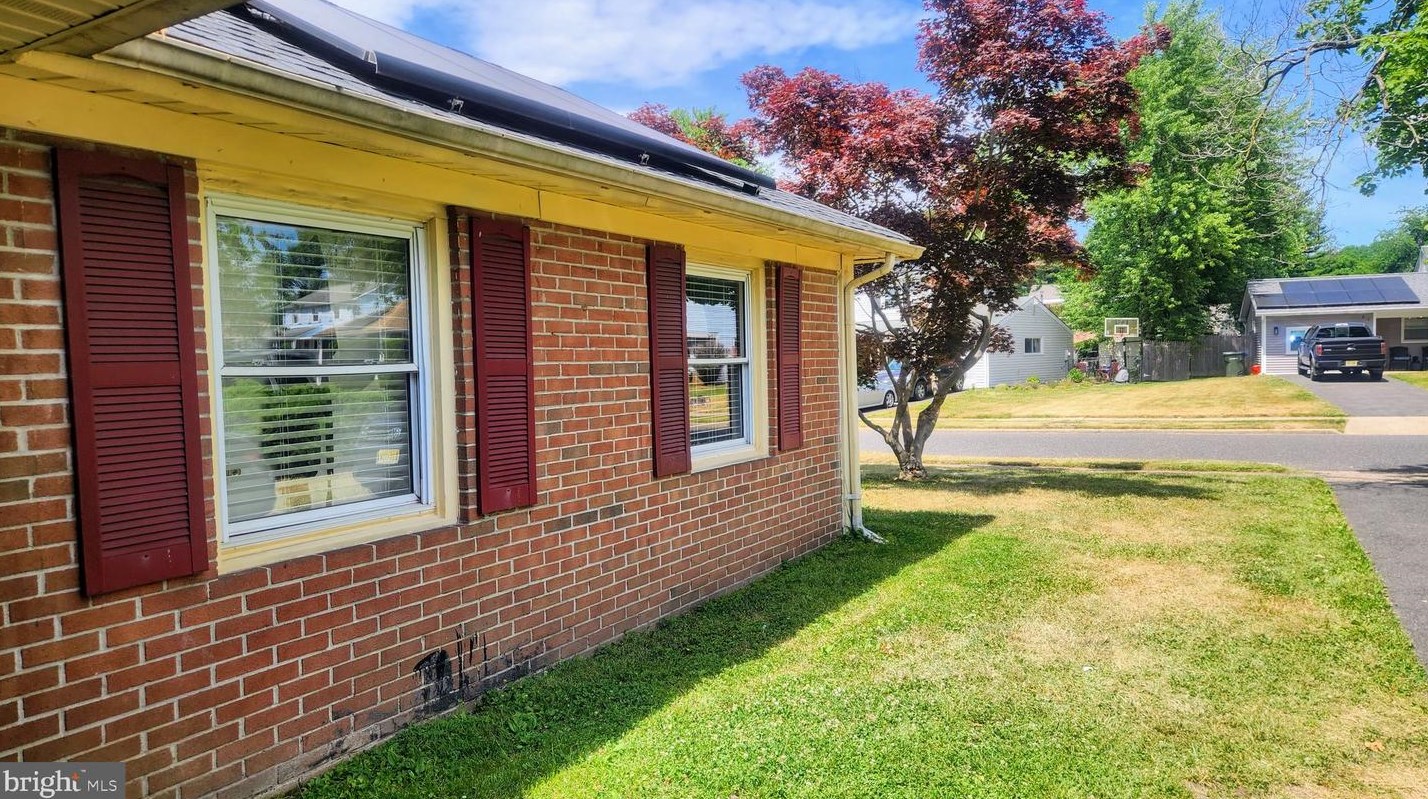 8 Pembrook Ln, Willingboro, NJ 08046
