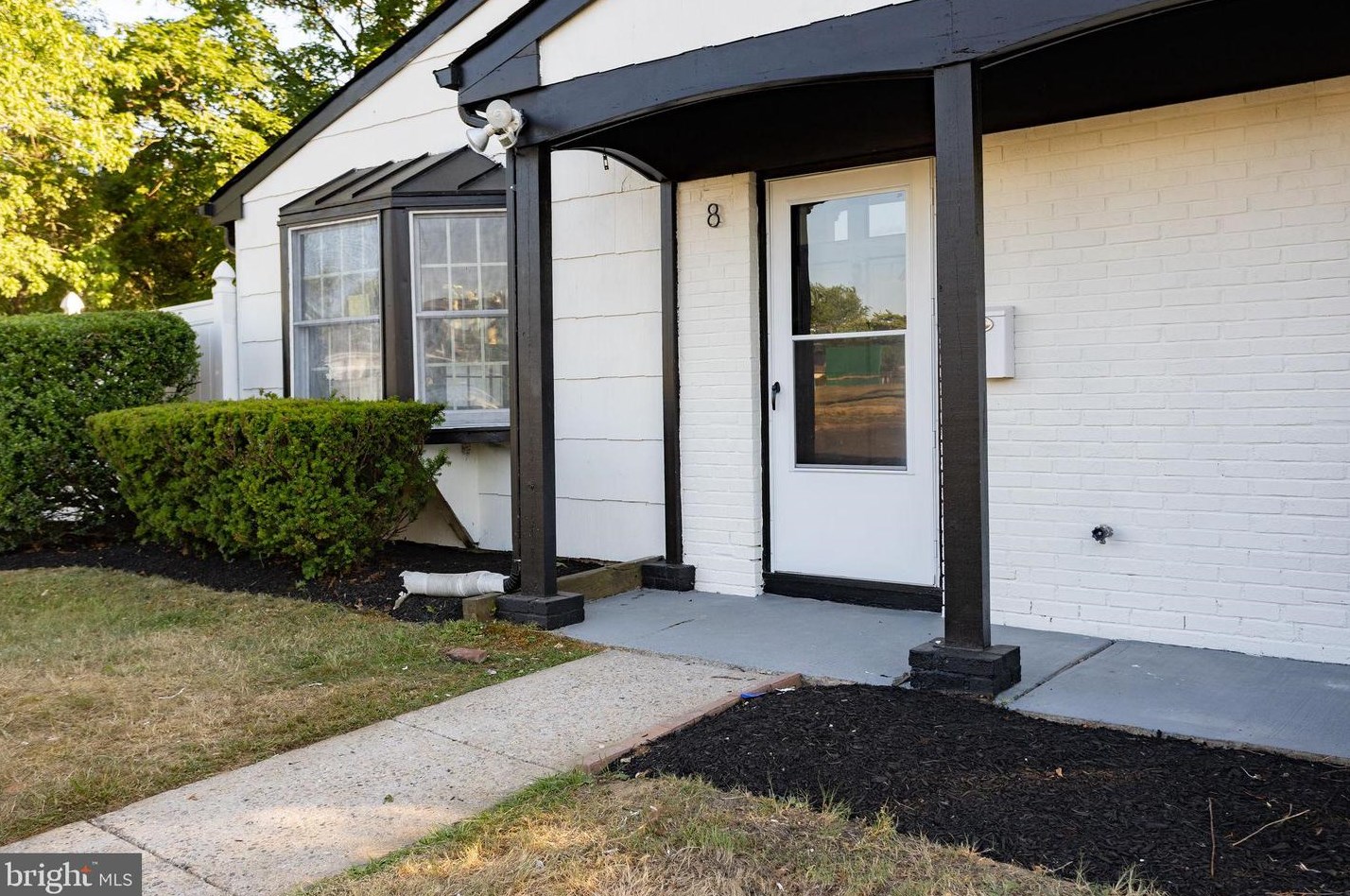 8 Farragut Ct, Willingboro, NJ 08046