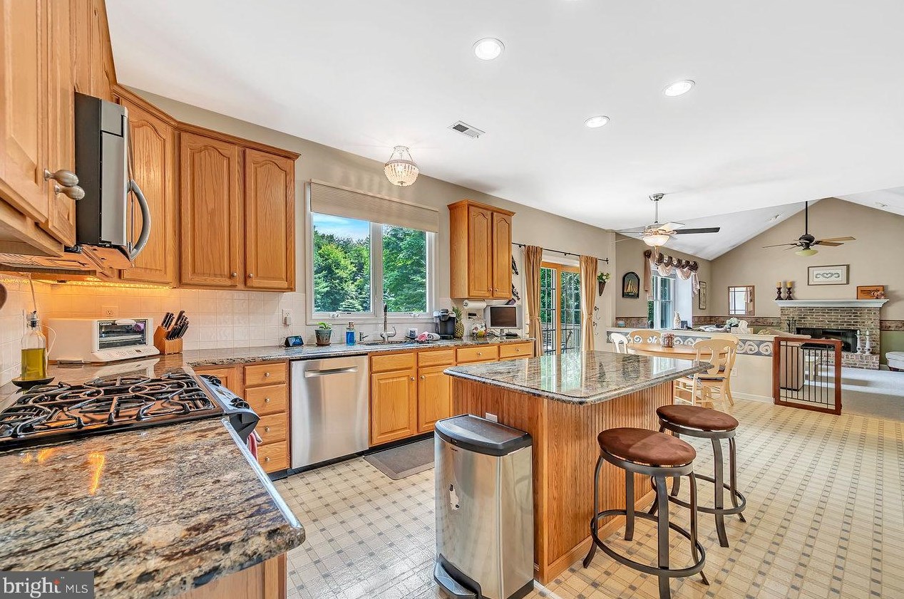 5 Greenview Dr, Chesterfield, NJ 08515