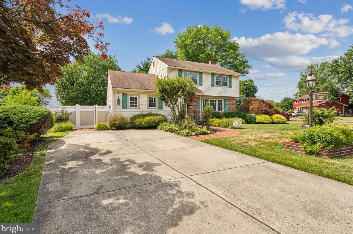 307 Valley Forge Rd, Riverton, NJ 08077
