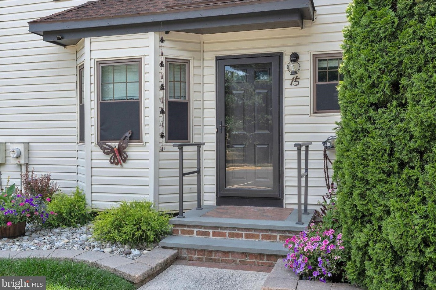 15 Bordenshire Dr, Chesterfield, NJ 08505