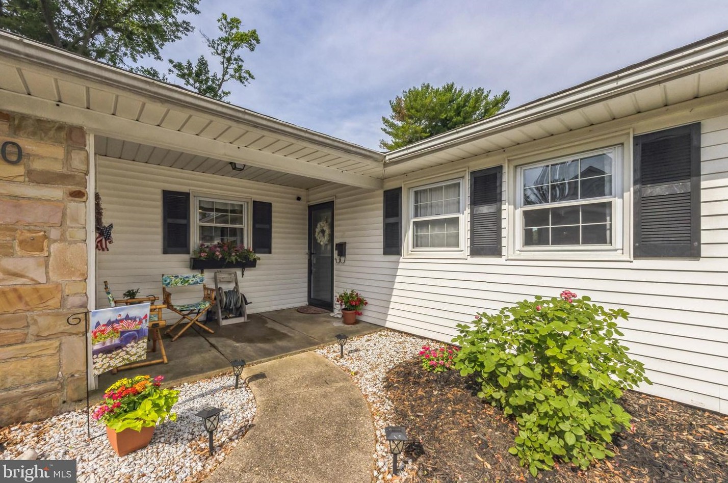40 Holiday Ln, Willingboro, NJ 08046