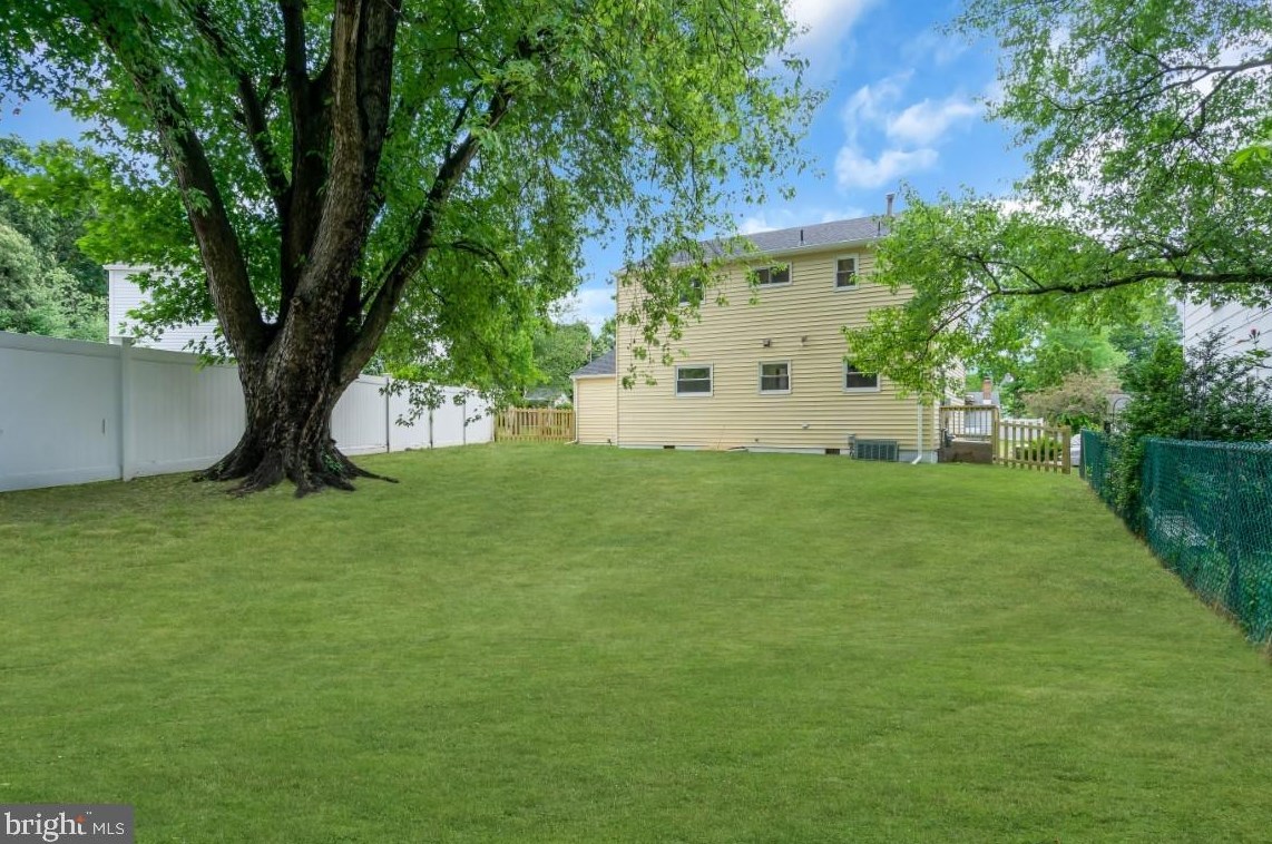 23 Wellington Pl, Burlington NJ  08016-3329 exterior