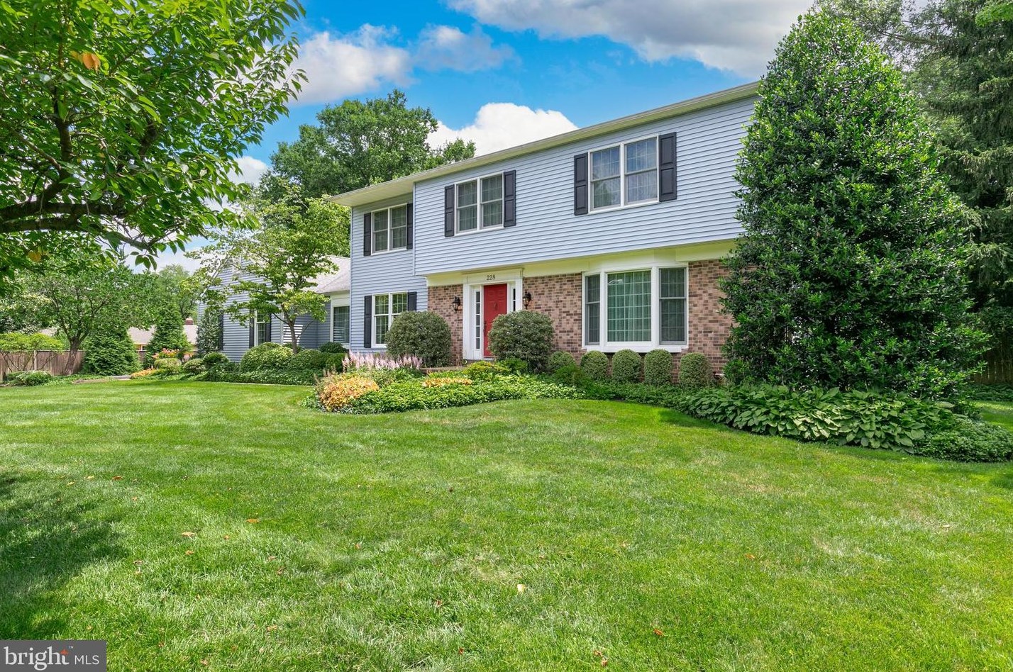 228 Carriage Hill Dr, Moorestown, NJ 08057