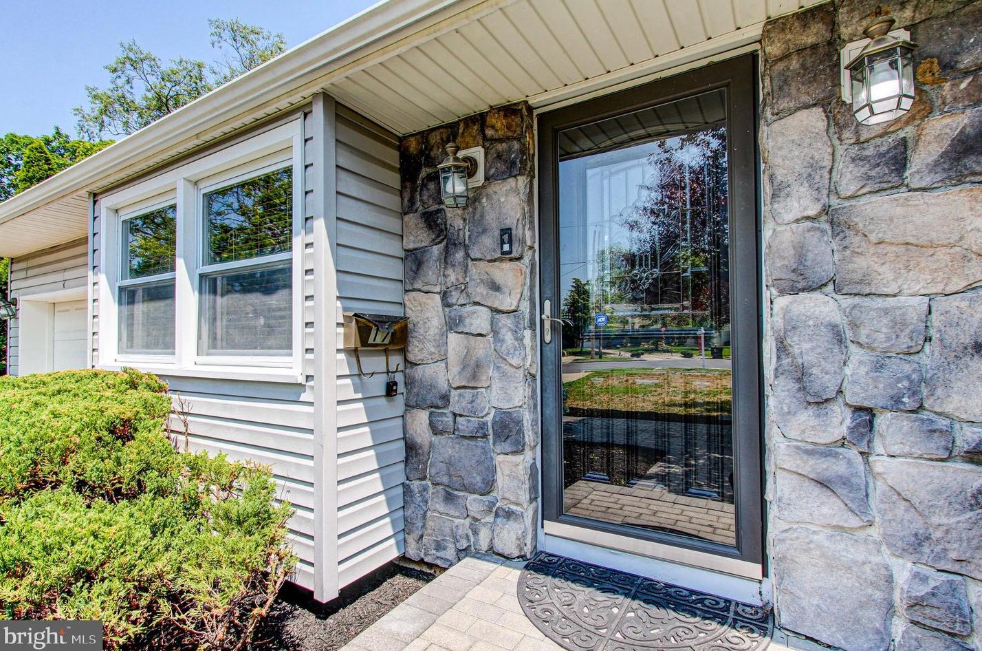 17 Barclay St, Riverton, NJ 08077