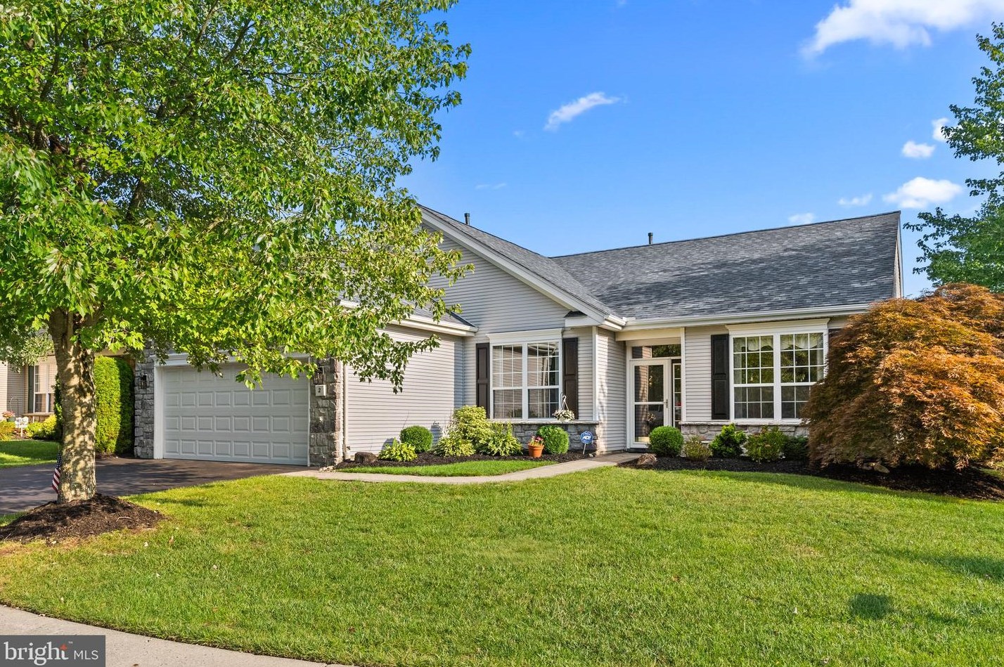 2 Chamber Ln, Columbus, NJ 08022-2313