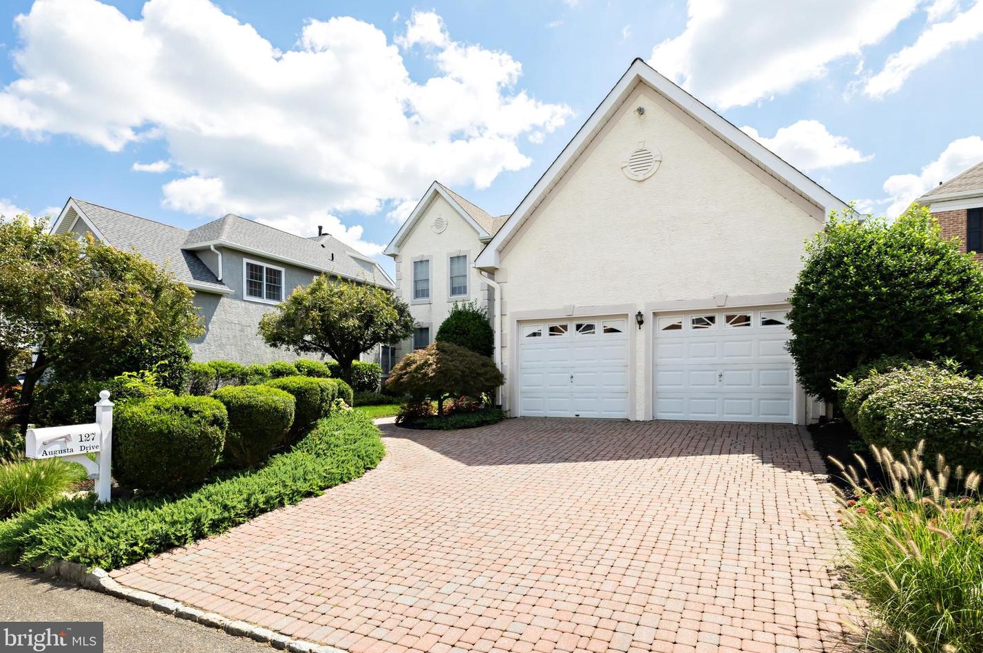 127 Augusta Dr, Moorestown, NJ 08057