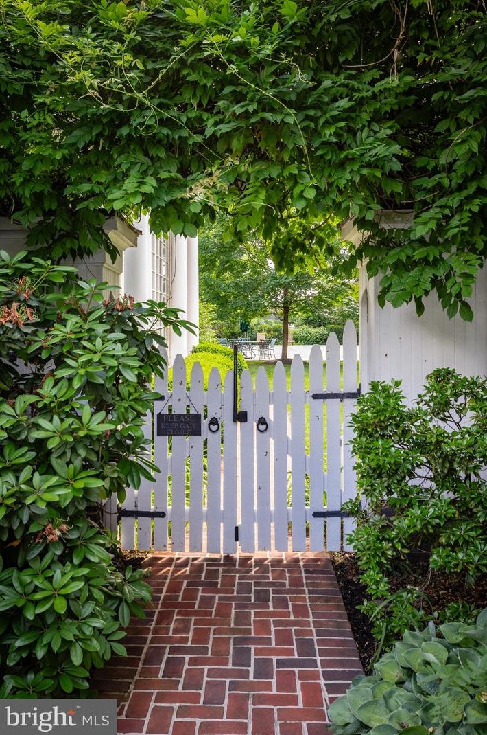 840 Golfview Rd, Moorestown NJ 08057-2024 exterior