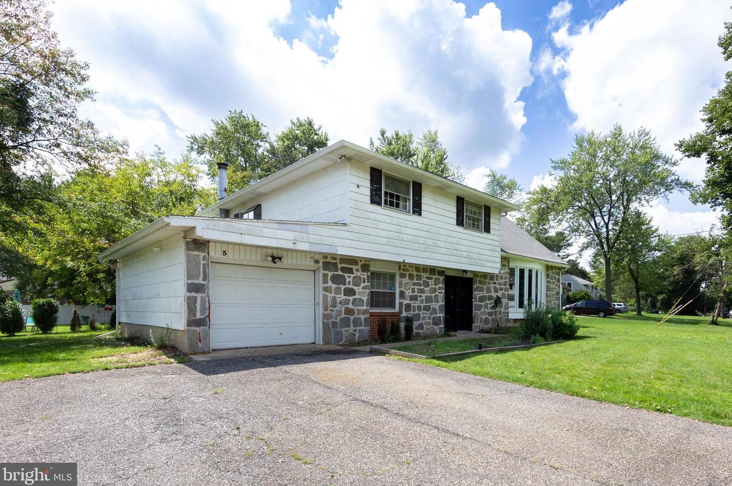5 Winding Brook Dr, Riverton, NJ 08077