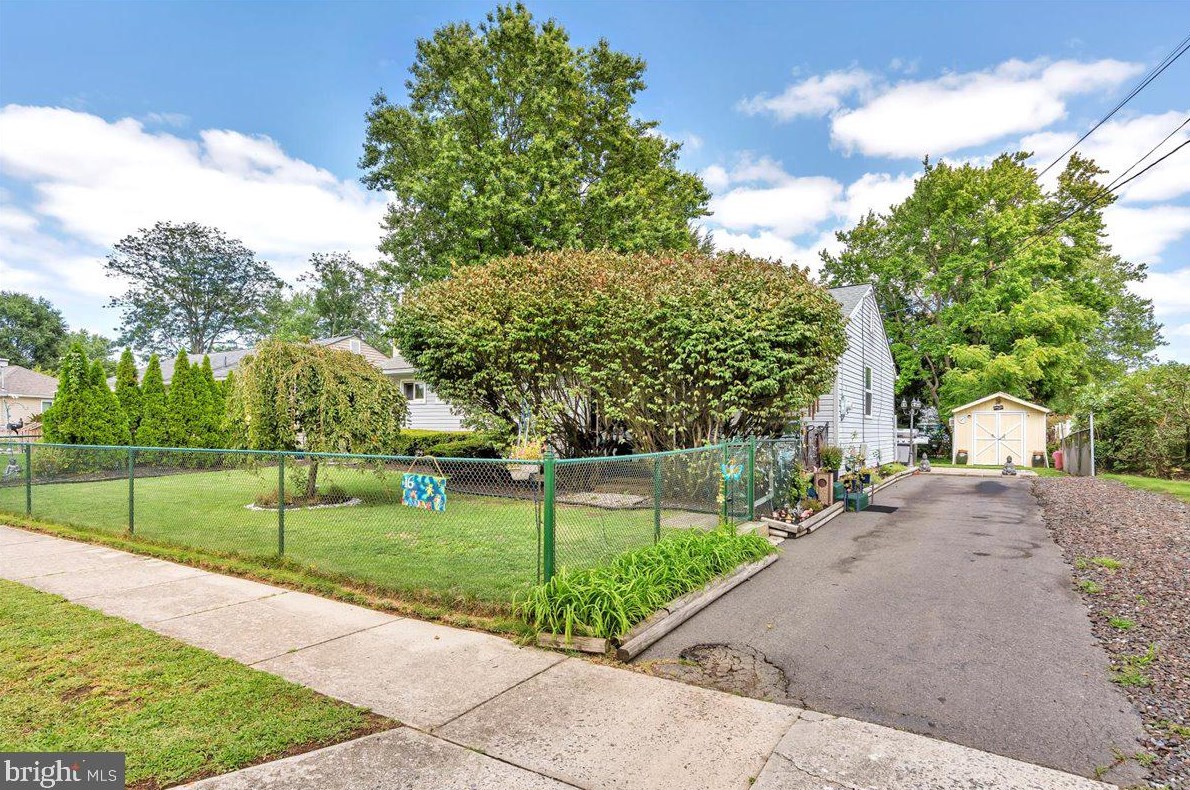 16 Oaklanding Rd, Lumberton Township, NJ 08048