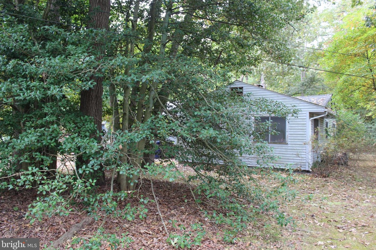 5 S Lakeside Dr W, Moorestown, NJ 08057