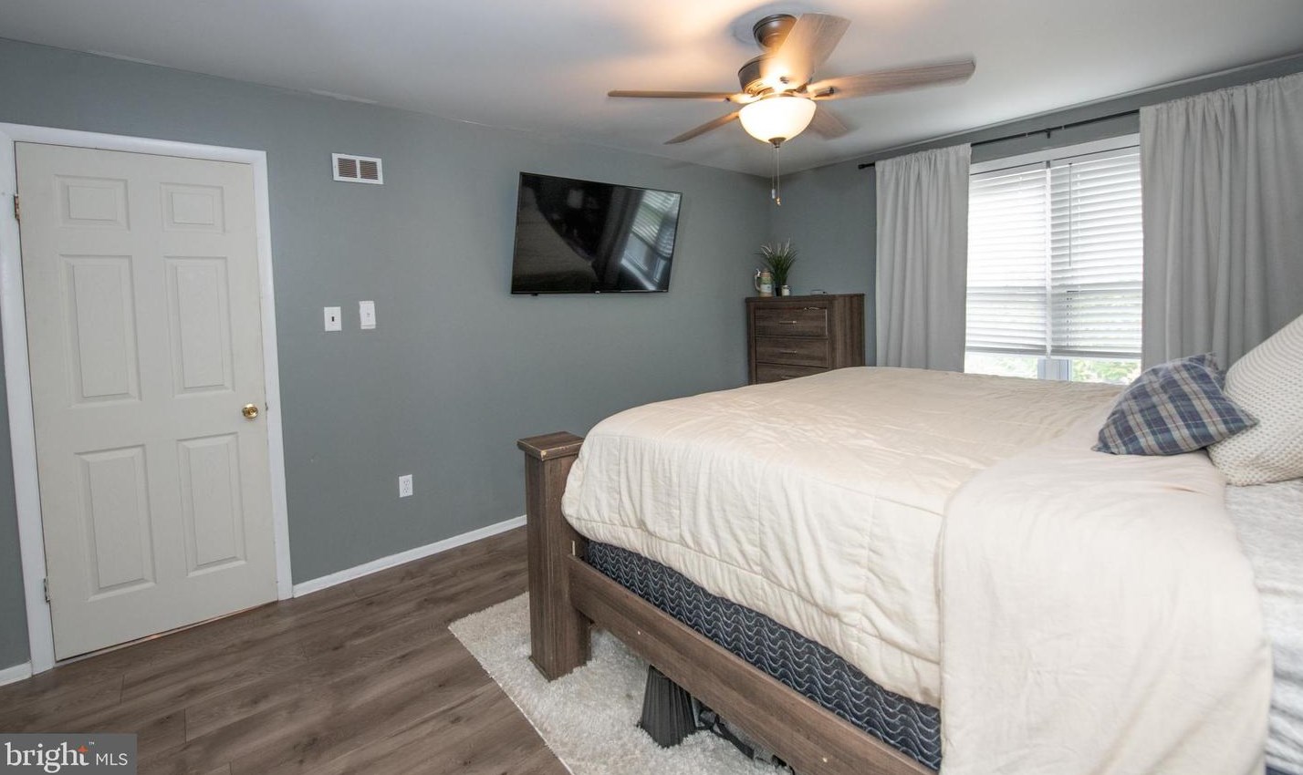 1062 Harbour Dr, Palmyra NJ  08065-1211 exterior