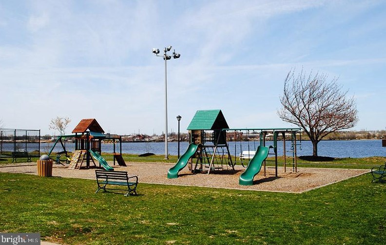 1062 Harbour Dr, Palmyra NJ  08065-1211 exterior