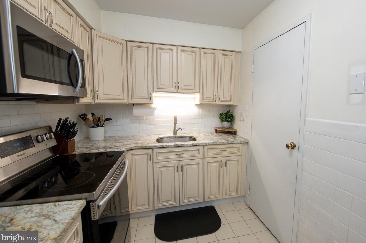 1062 Harbour Dr, Palmyra NJ  08065-1211 exterior