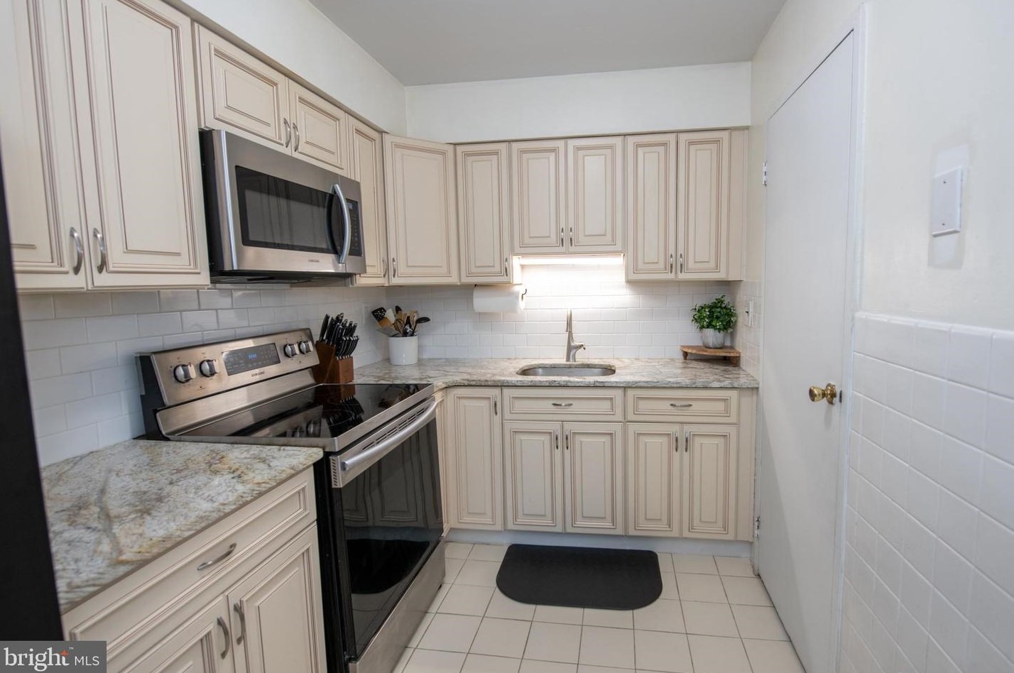 1062 Harbour Dr, Palmyra NJ  08065-1211 exterior