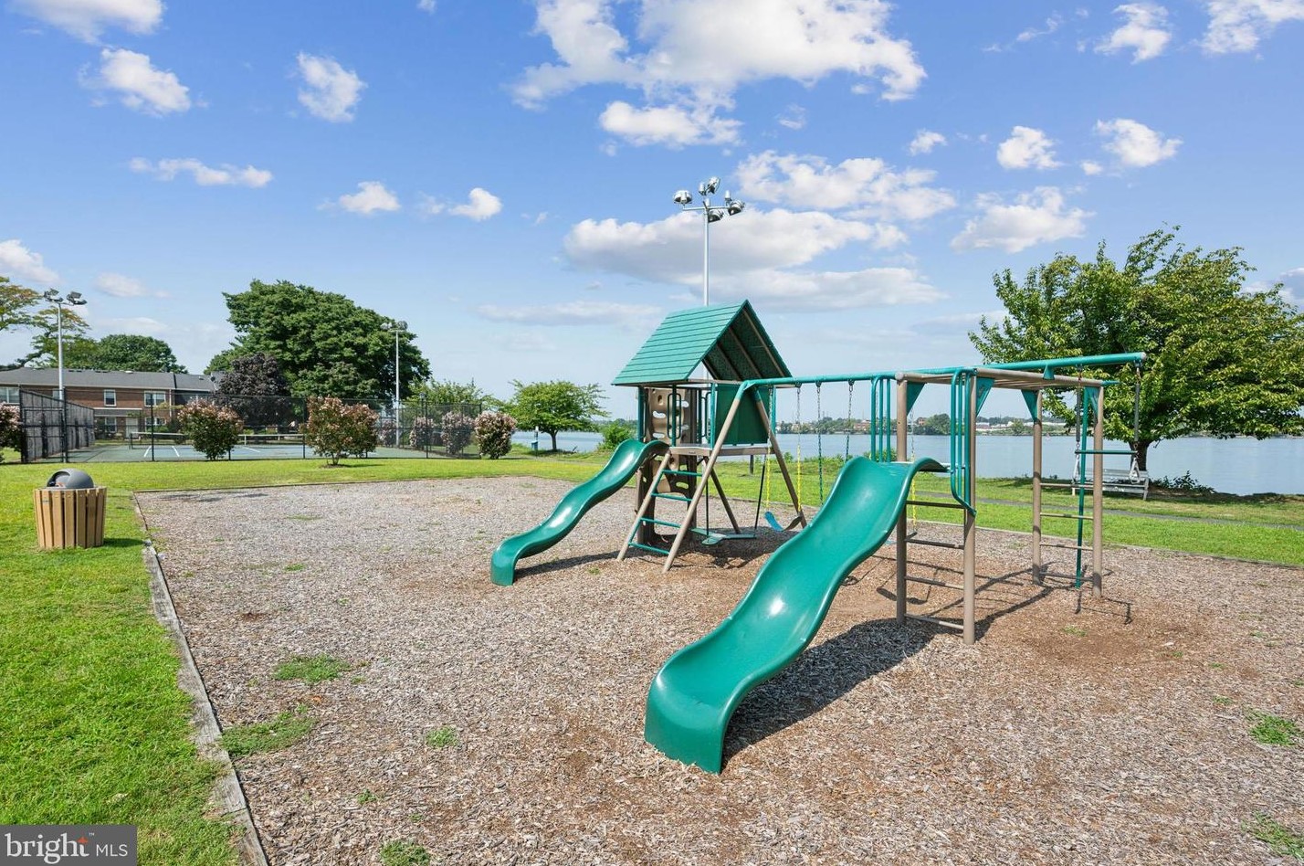 2118 Harbour Dr, Palmyra NJ 08065-1105 exterior