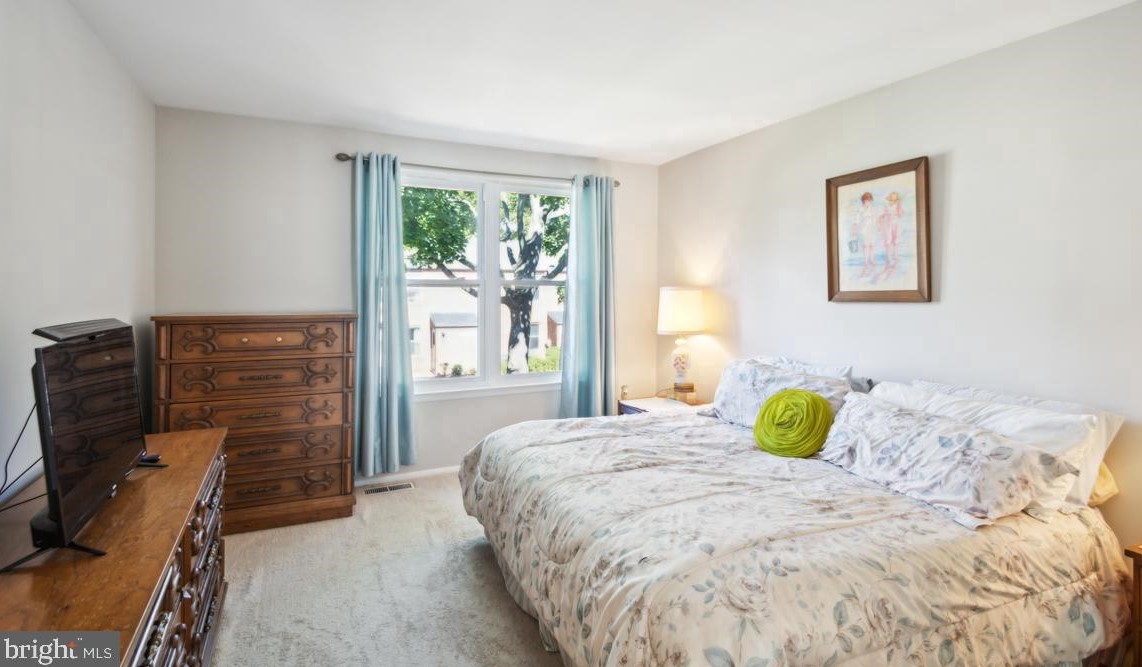 2118 Harbour Dr, Palmyra NJ 08065-1105 exterior