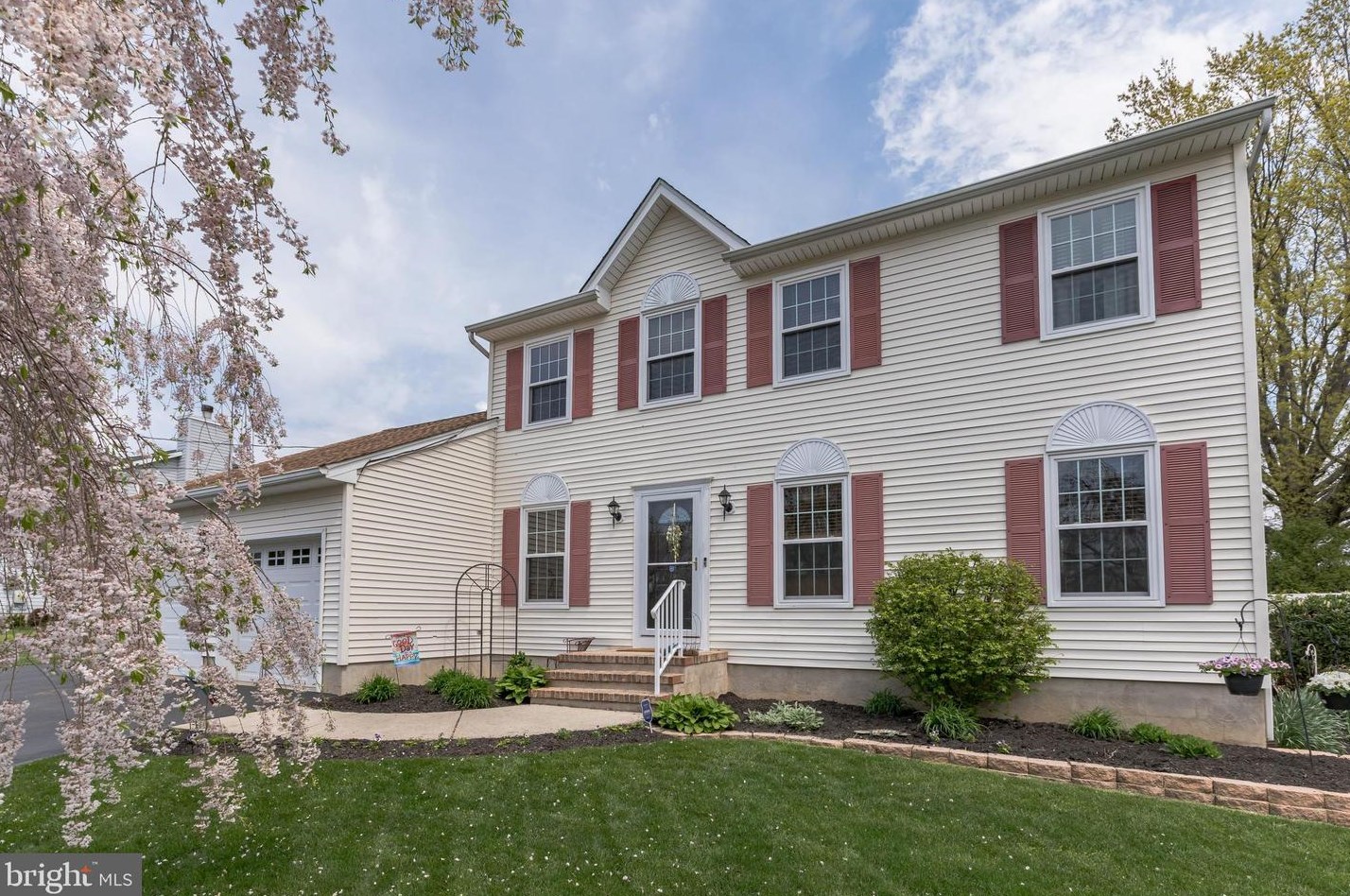 27 Constitution Dr, Chesterfield, NJ 08505-2529
