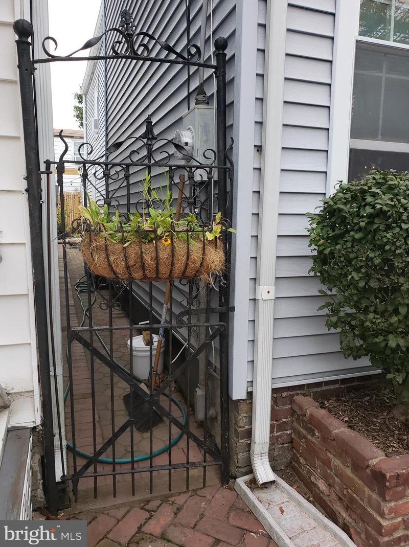 16 Burlington St, Chesterfield, NJ 08505-1706