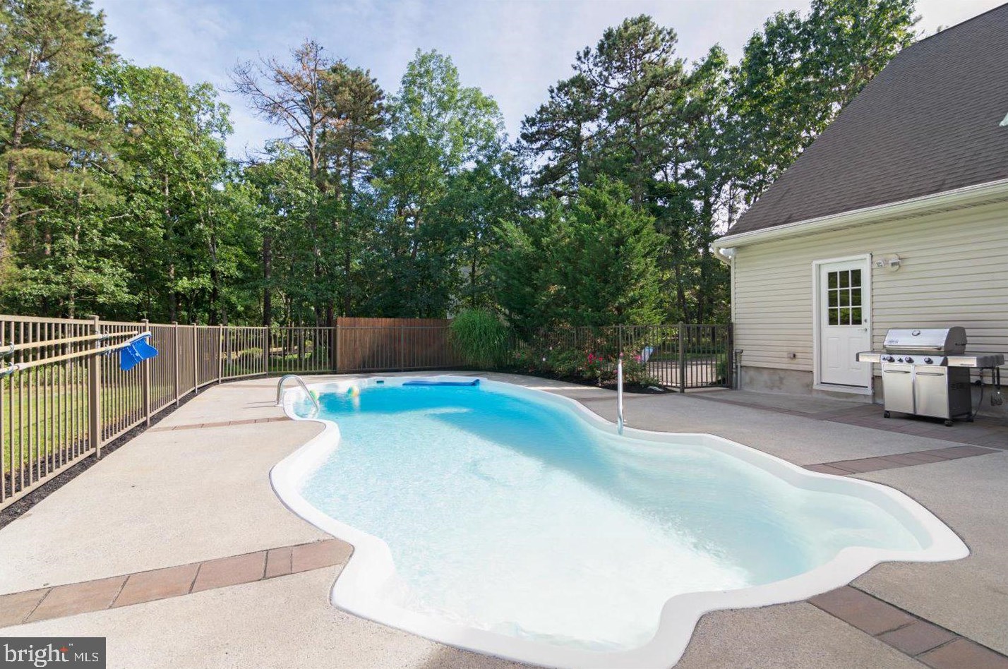 22 Magnolia Ct, Medford NJ  08055-8181 exterior