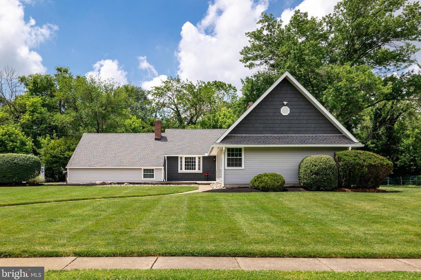 221 Riding Dr, Moorestown, NJ 08057-1328