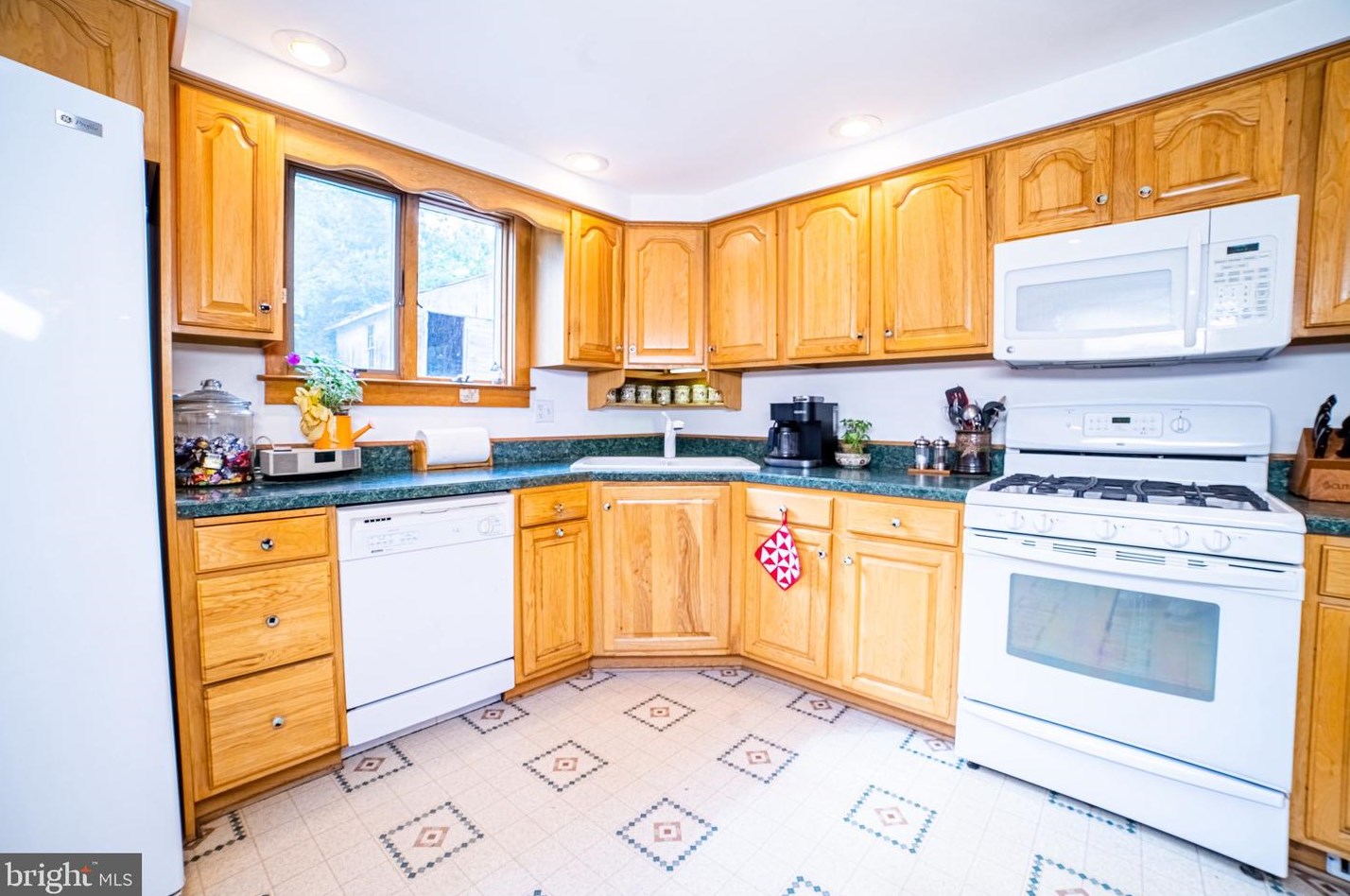 595 Forest Grove Rd, Vineland, NJ 08360-2074