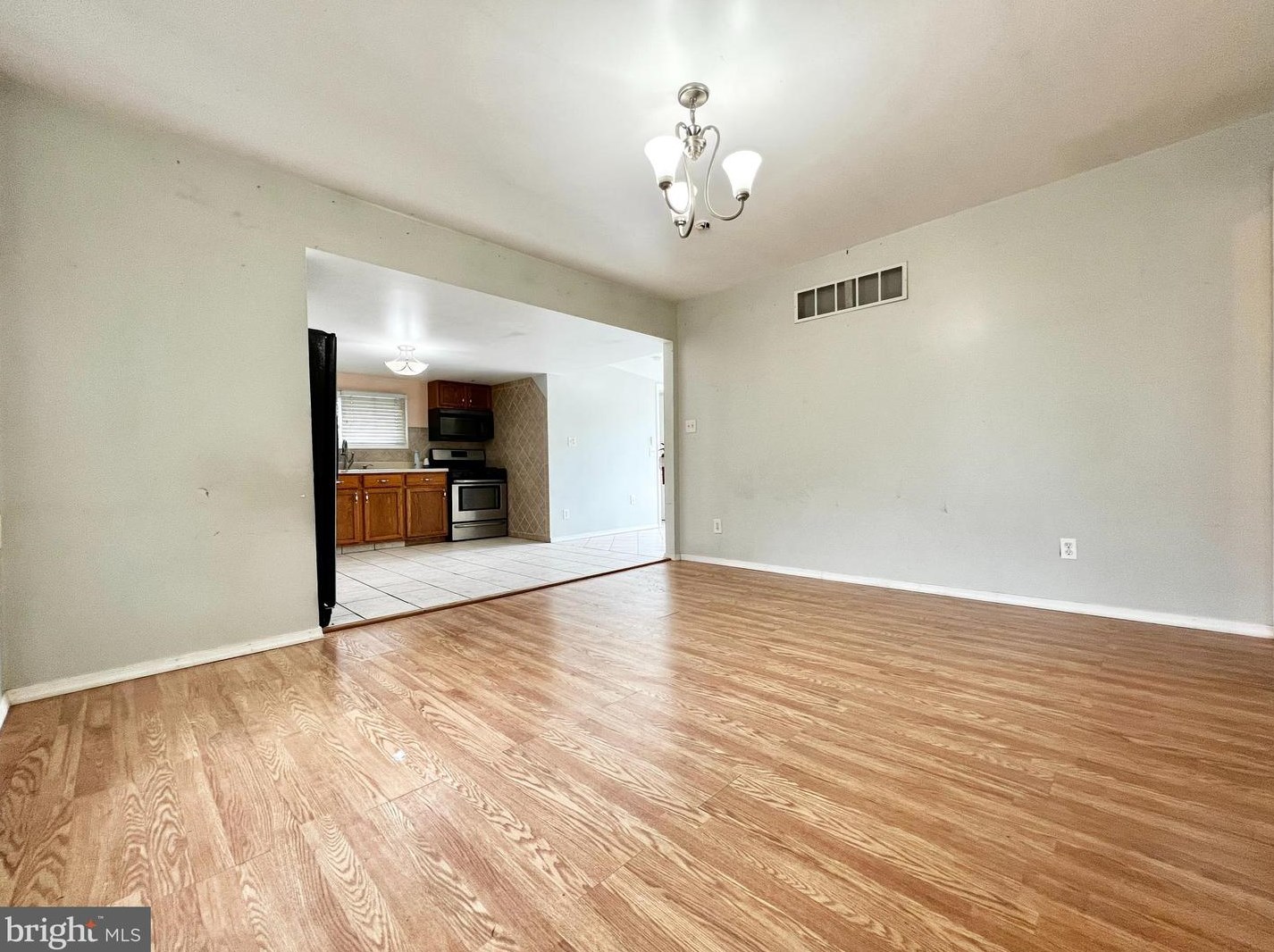 301 Mount Vernon St, Vineland, NJ 08360-3172