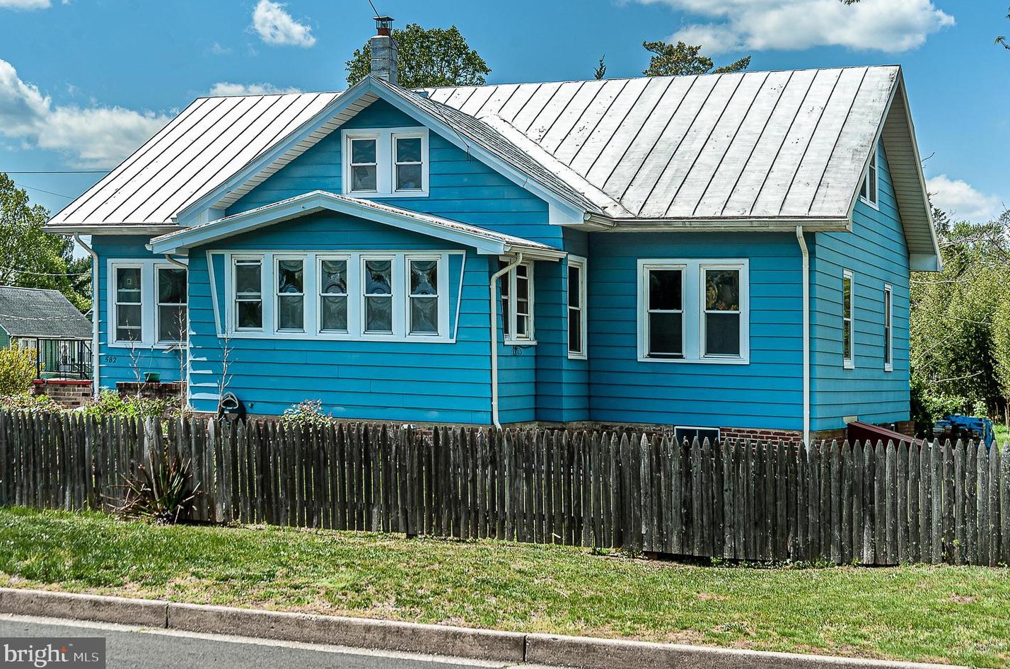 582 East Ave, Vineland, NJ 08360-2802