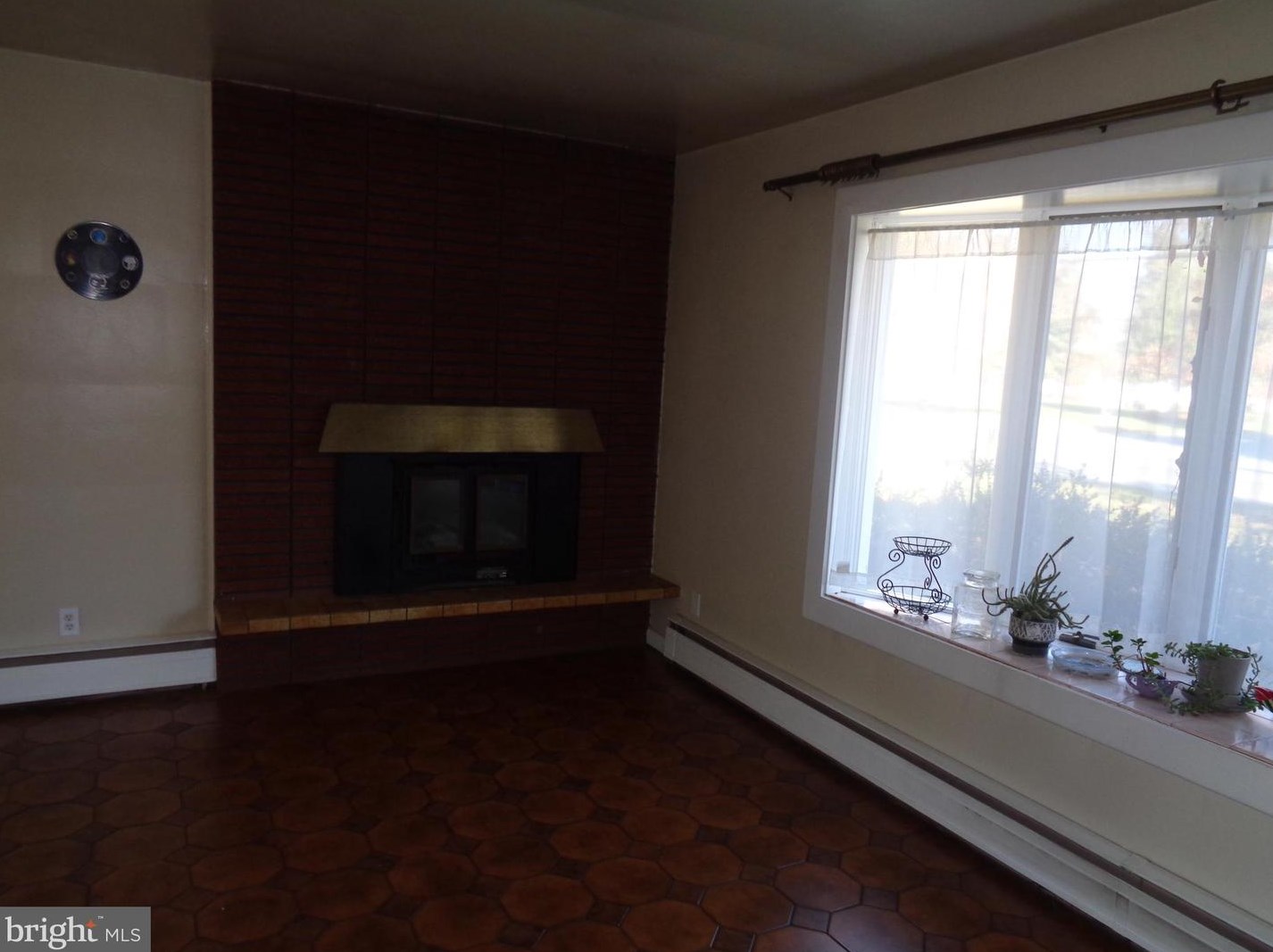 48 N Brewster Rd, Vineland, NJ 08361