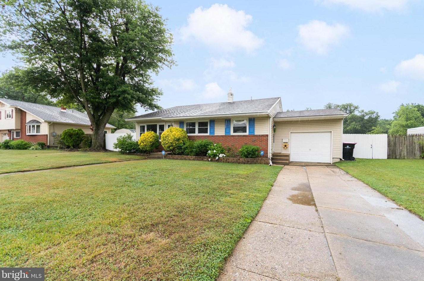 542 Beverly Dr, Magnolia, NJ 08049-1607