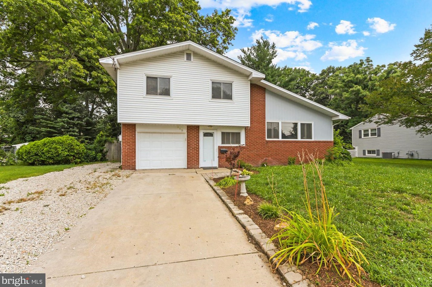615 Pasadena Dr, Magnolia, NJ 08049