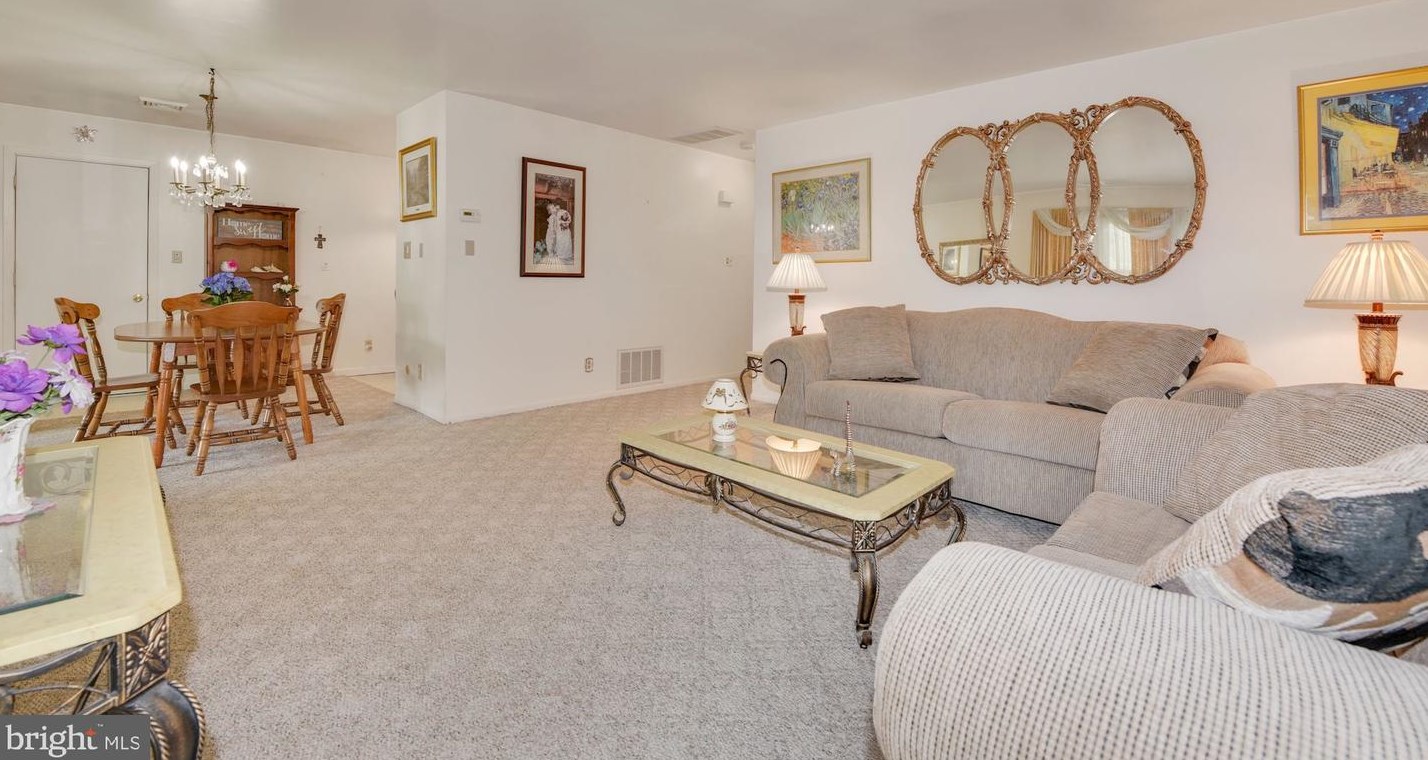 102 Oak Ave, Elm NJ  08037-9636 exterior