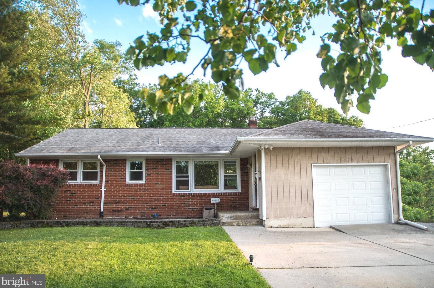520 Beverly Dr, Magnolia, NJ 08049-1606