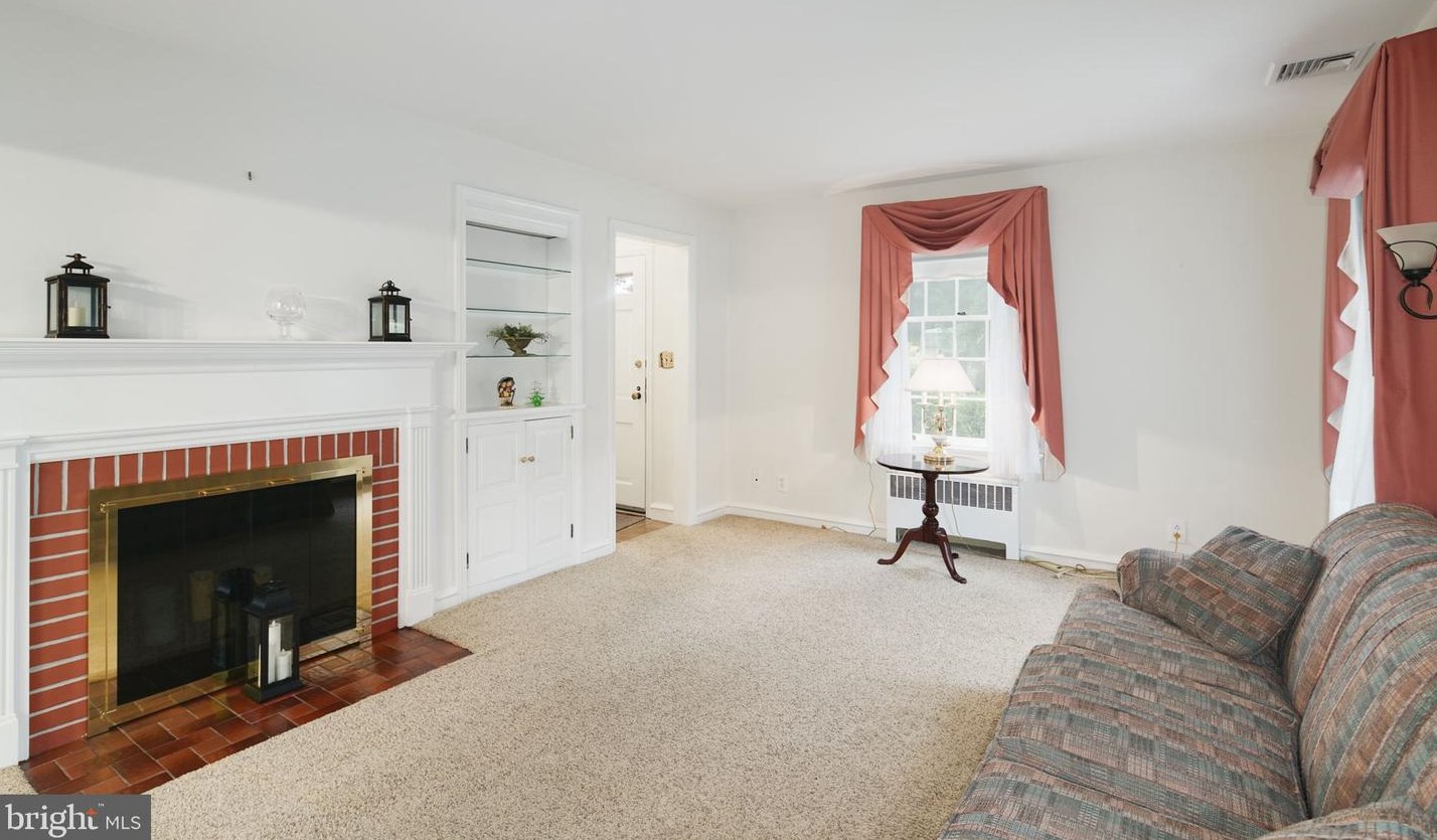 220 Hickory Ln, Tavistock, NJ 08033