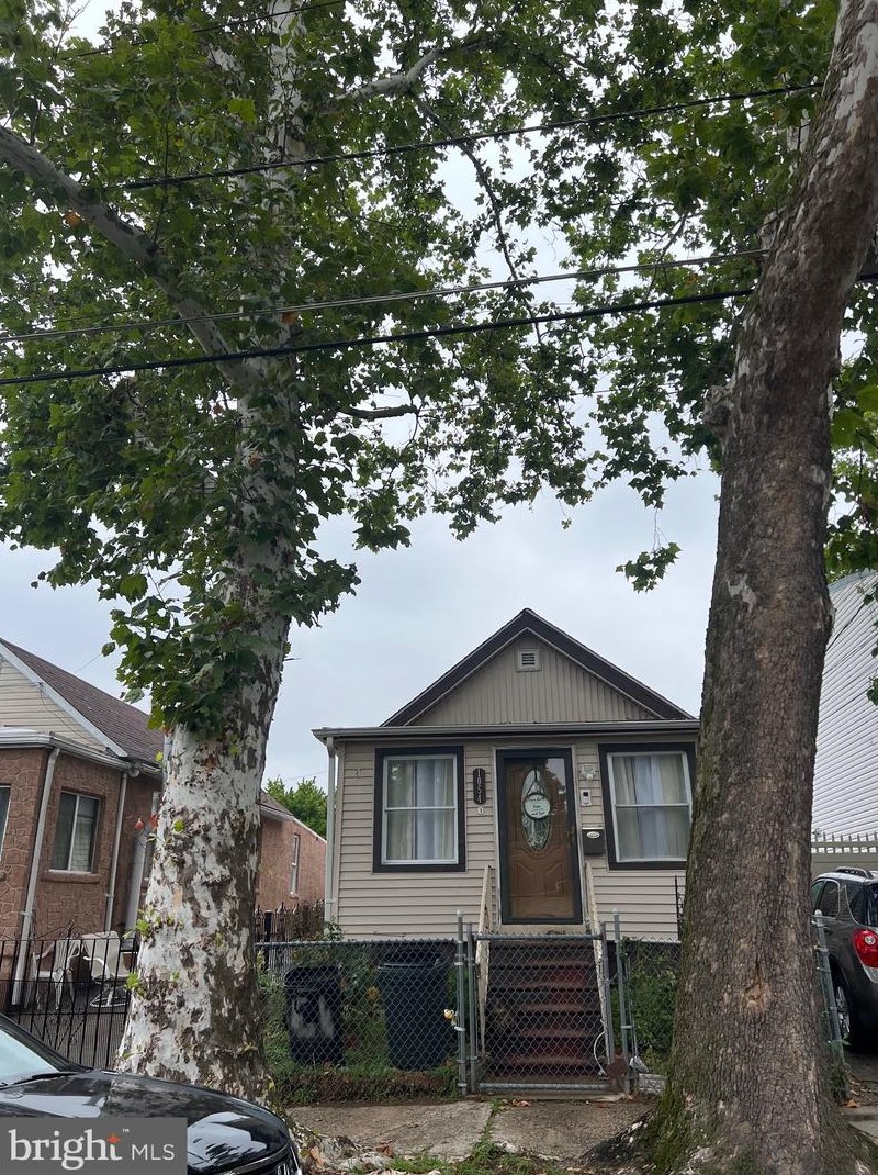 1054 N 31st St, Camden, NJ 08105