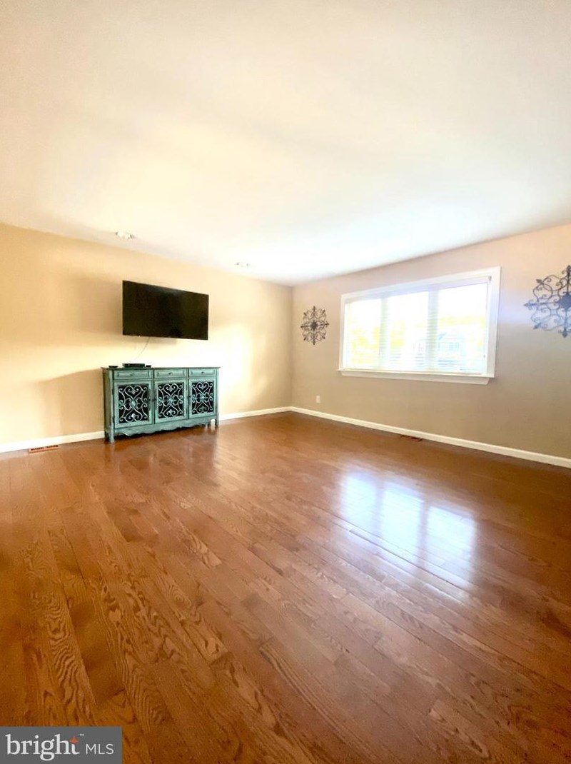 826 Plymouth Dr, Waterford Township NJ exterior