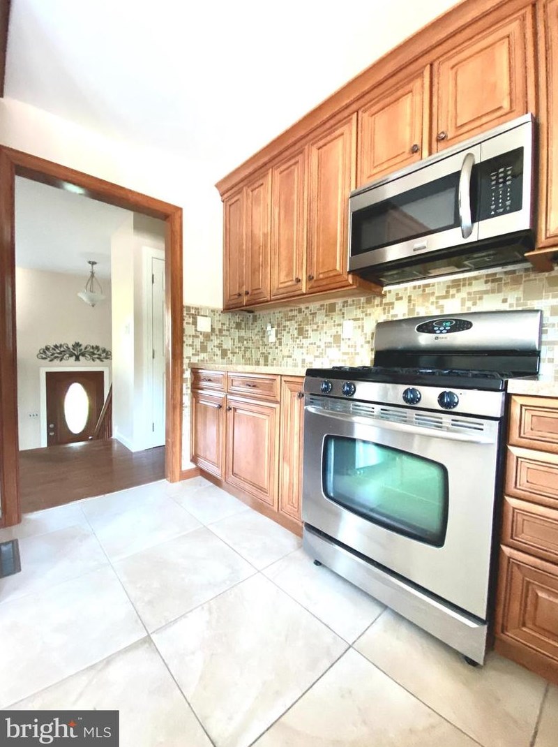 826 Plymouth Dr, Waterford Township NJ exterior