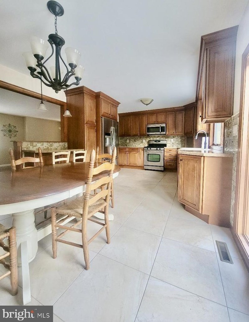 826 Plymouth Dr, Waterford Township NJ exterior