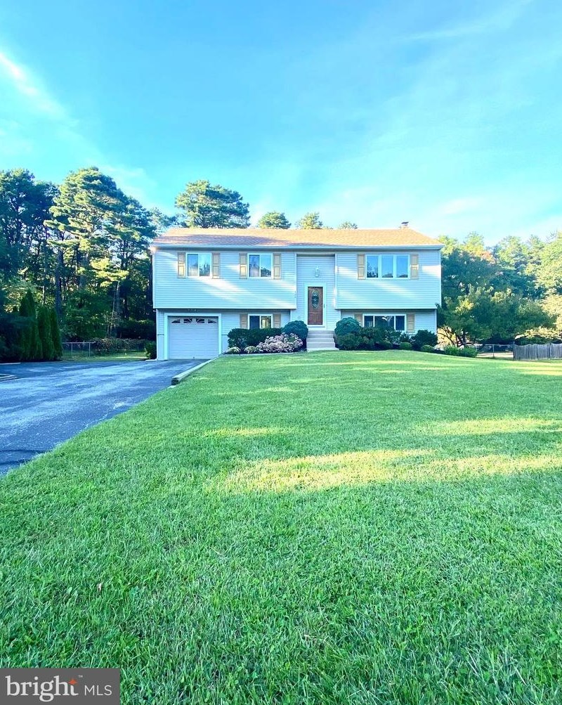 826 Plymouth Dr, Waterford Township, NJ 08004-1330