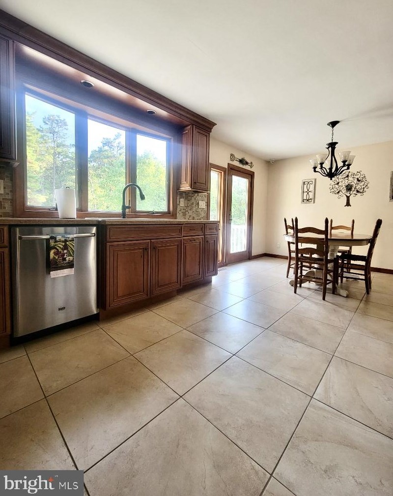 826 Plymouth Dr, Waterford Township NJ exterior