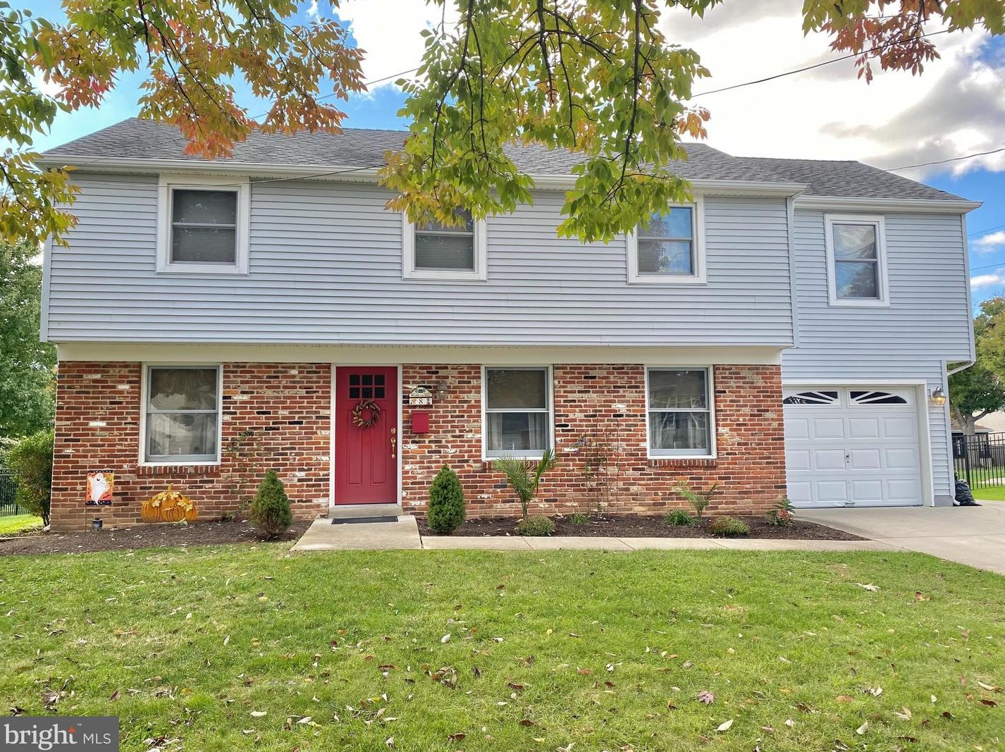 8 Knoll Rd, Stratford, NJ 08084